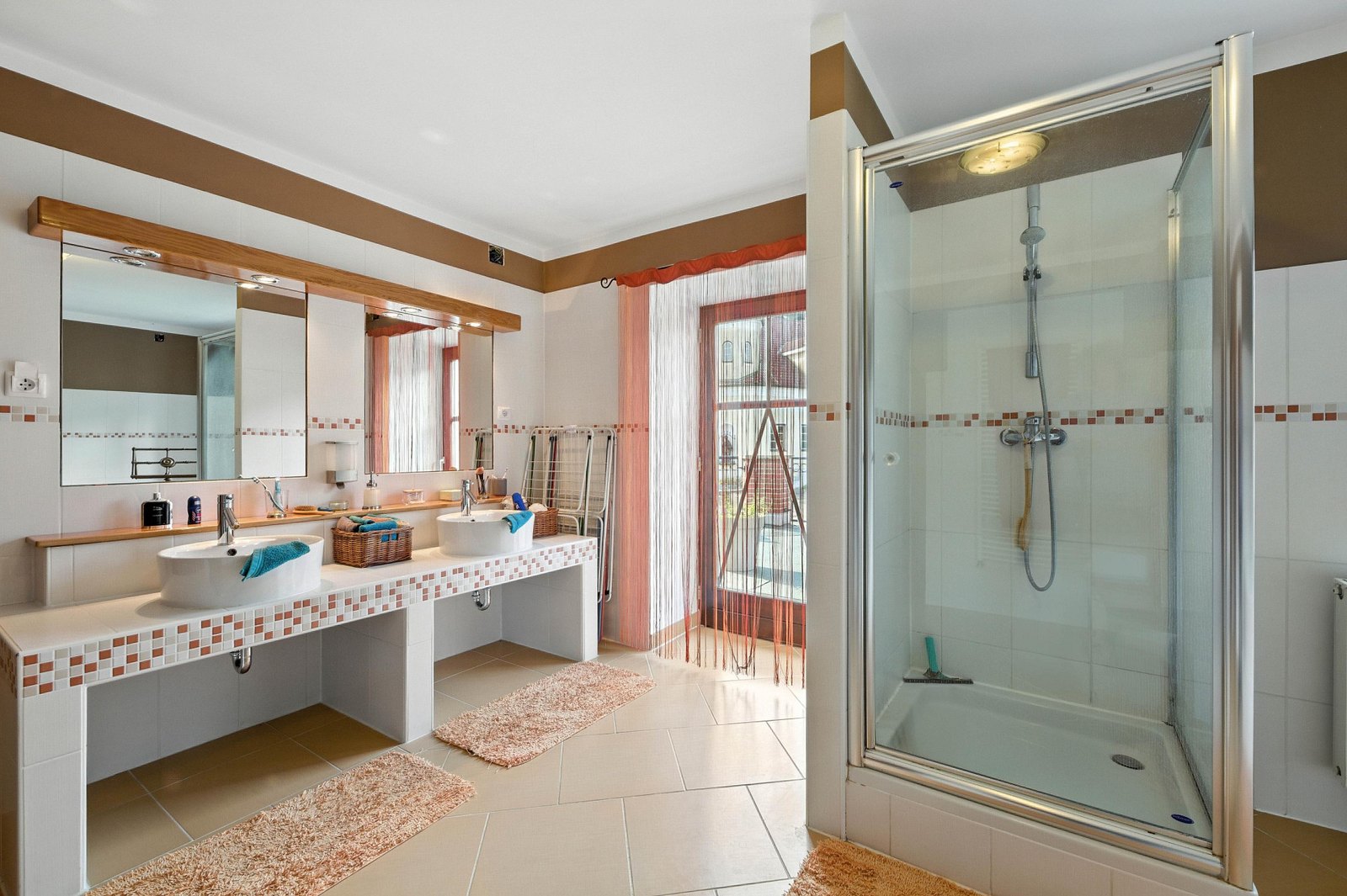 Großes Badezimmer mit Doppelwaschtisch, Badewanne und Dusche