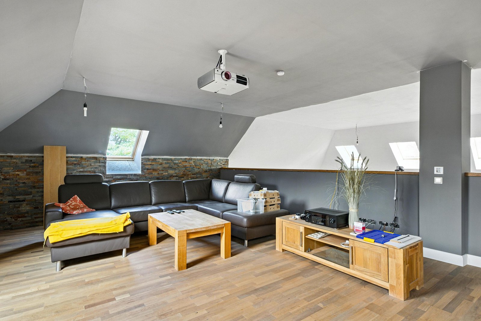 Ausgebautes Dachgeschoss mit Lounge, Projektor und heller Atelier- und Loftatmosphäre