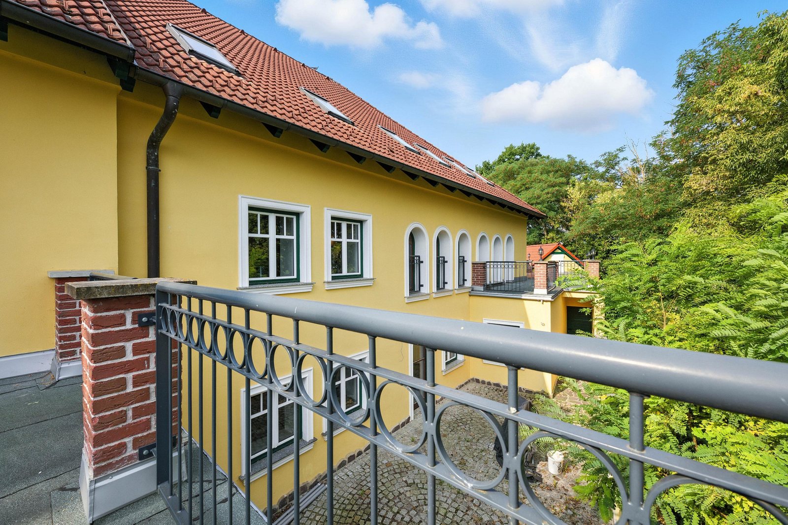 Terrasse im Obergeschoss mit Blick auf den Hof und die umliegende Landschaft