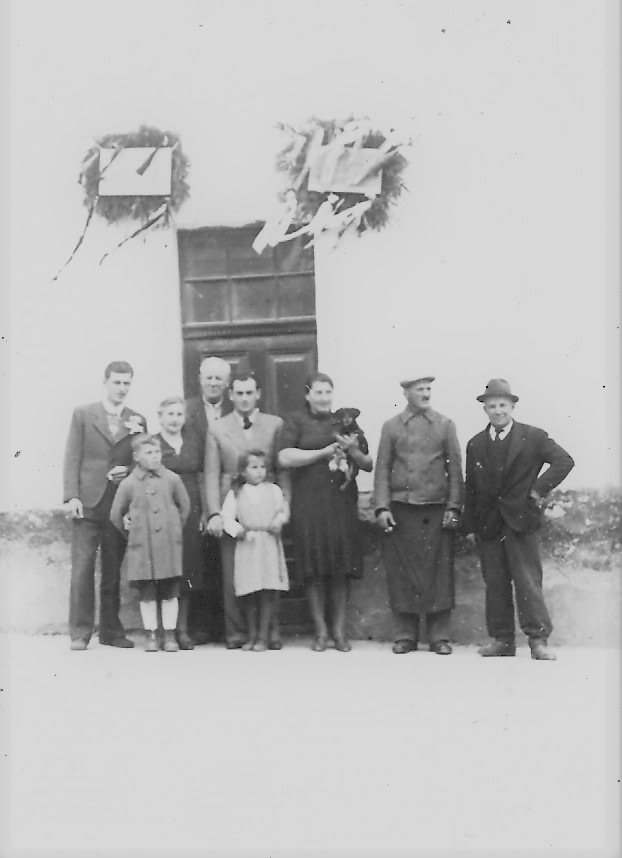 Familienaufnahme vor dem Anwesen