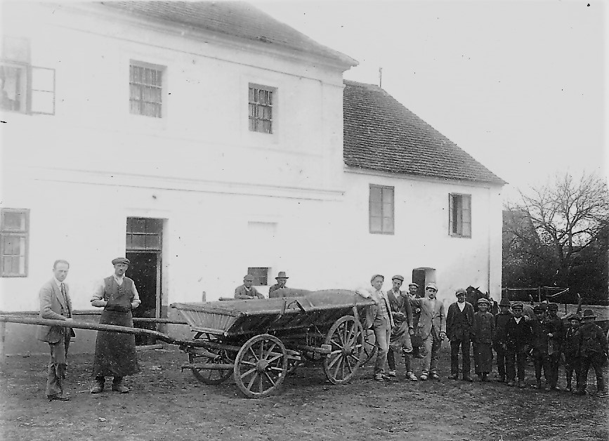 Historische Hofszene vor dem Gebäude
